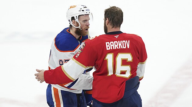 Connor McDavid a Aleksandr Barkov se zdrav po finle NHL.