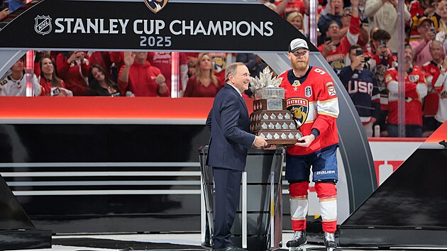 Sam Bennett dostv od fa NHL Garyho Bettmana Conn Smythe Trophy pro nejuitenjho hre play off.