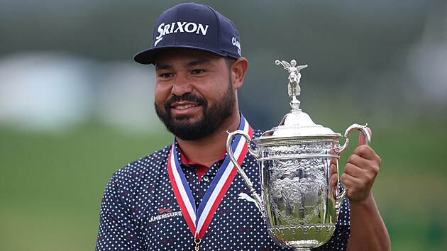 Americký golfista JJ Spaun s trofejí pro vítěze US Open.