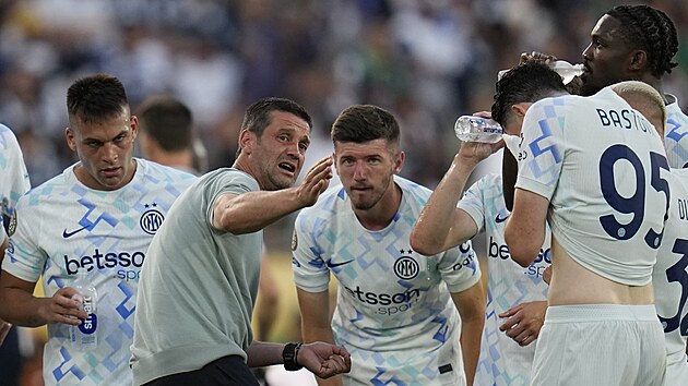 Nový kou� Cristian Chivu promlouvá k fotbalist�m Interu.
