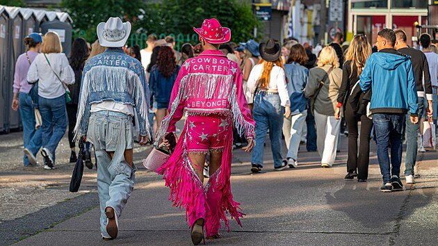 Fanou�ci p�icházejí na koncert zp�va�ky Beyoncé na fotbalový stadion Tottenham...