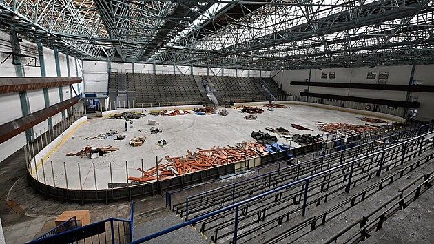 Zimní stadion v Uherském Hradi�ti, který byl v havarijním stavu, jde k zemi....