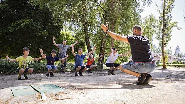 Kluci v Luhaovicch nacviuj valask odzemek v rmci vkendovho soustedn. Valask folklorn sdruen chce odzemek zapsat do Registru osvdench zchovnch postup UNESCO. (erven 2025)