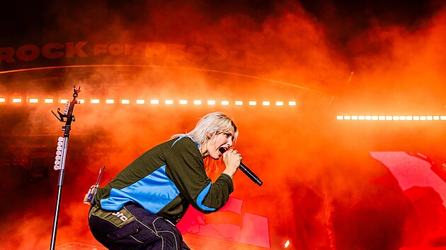 Zpvaka Linkin Park Emily Armstrong na koncert na festivalu Rock for People (14. ervna 2025, Hradec Krlov).