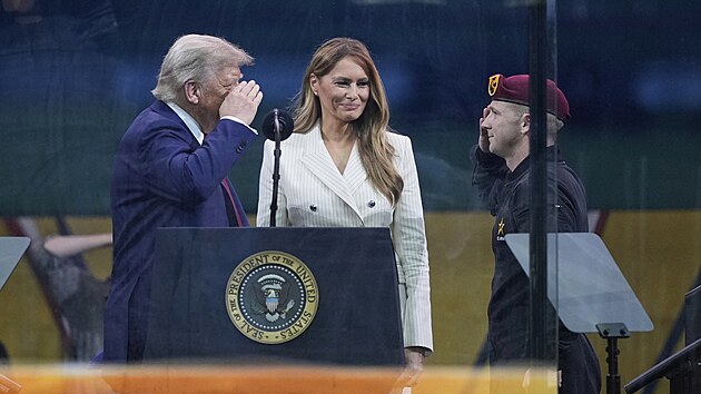 Americk prezident Donald Trump se astn vojensk pehldky, kterou pod na sv narozeniny k 250. vro vytvoen americkho pozemnho vojska. (14. ervna 2025)