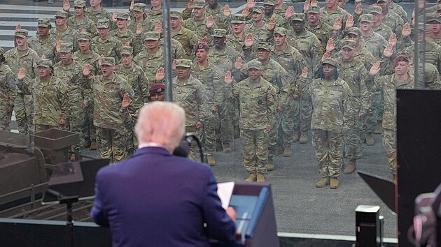 Americk prezident Donald Trump se astn vojensk pehldky, kterou pod na sv narozeniny k 250. vro vytvoen americkho pozemnho vojska. (14. ervna 2025)