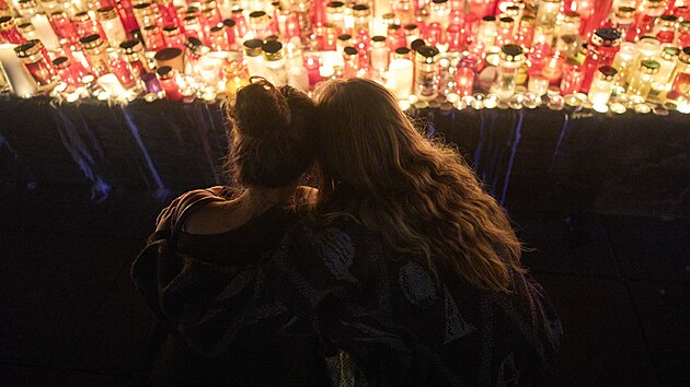 Lid� zapaluj� sv��ky na hlavn�m n�m�st� �t�rsk�ho Hradce po smrt�c� st�elb� v m�stn� �kole. (10. �ervna 2025)