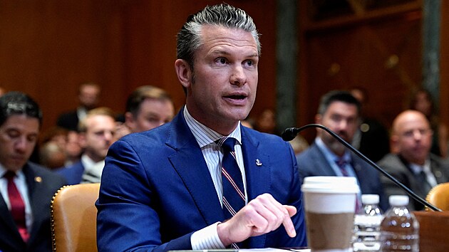 Americký ministr obrany Pete Hegseth b�hem sly�ení v Senátu. (11. �ervna 2025)