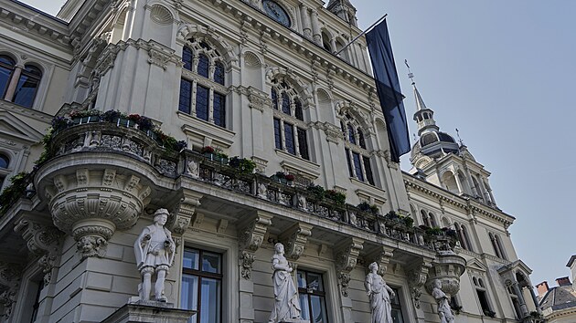 �ern� vlajka na radnici vyv�en� po st�elb� na st�edn� �kole v �t�rsk�m Hradci. (11. �ervna 2025)