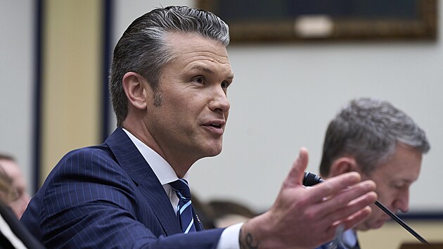 Americk ministr obrany Pete Hegseth bhem slyen ve Snmovn reprezentant (12. ervna 2025)
