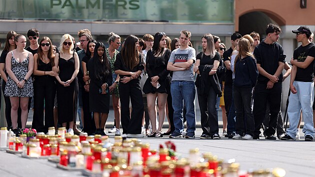 Lid� v �t�rsk�m Hradci si minutou ticha p�ipomn�li ob�ti st�elby na m�stn� �kole. (11. �ervna 2025)