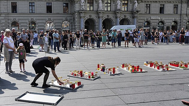 Lid� v �t�rsk�m Hradci si minutou ticha p�ipomn�li ob�ti st�elby na m�stn� �kole. (11. �ervna 2025)