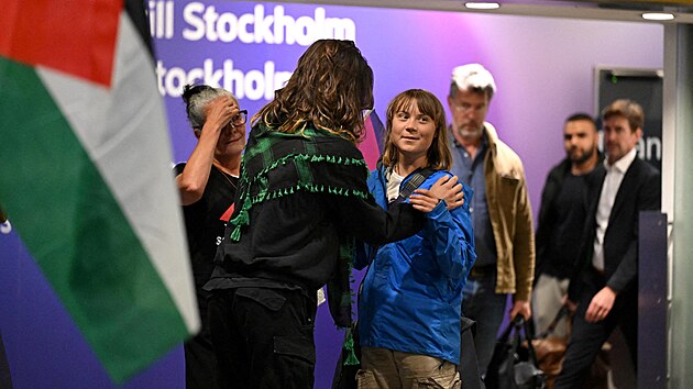 vdsk ekologick a propalestinsk aktivistka Greta Thunbergov na letiti ve Stockholmu po deportaci z Izraele. (10. ervna 2025)