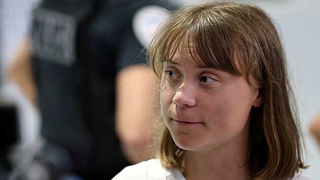 vdsk ekologick a propalestinsk aktivistka Greta Thunbergov dorazil na letit v Pae pot, co j Izrael deportoval. Pes Francii se vrac do vlasti. (10. ervna 2025)