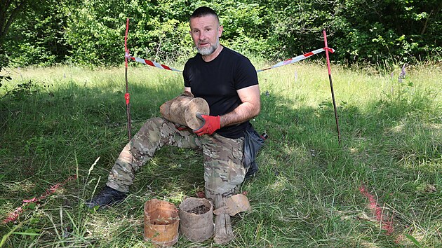 Pyrotechnik Radomr ylka s vykopanmi dlosteleckmi nbojkami z Kabtova kopce u Krnova. Nalezen materil si nakonec odveze policie. (13. ervna 2025)