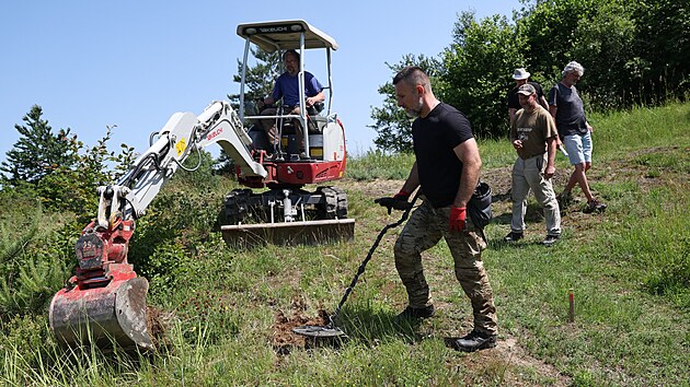 Nejprve vrstvu po vrstv odkryje technika, pak se dohledv run. Tak vypad prce pyrotechnik na Kabtov kopci u Krnova. (13. ervna 2025)