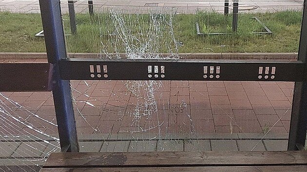Nsledky dn vandala na autobusov zastvce v Ostrav  Zbehu (17. ervna 2025)