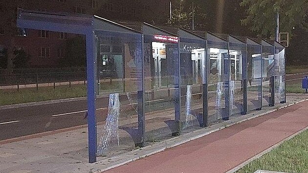 Nsledky dn vandala na autobusov zastvce v Ostrav  Zbehu (17. ervna 2025)