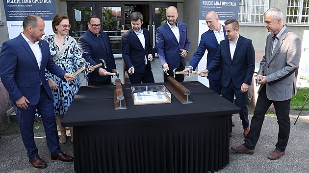 Tradin poklepn, ale na symbolick kolejnice, novch vysokokolskch kolej Ostravsk univerzity na Slezsk Ostrav. (19. ervence 2025)