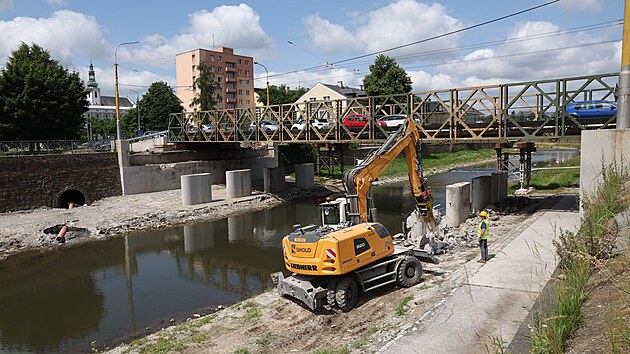 V Opav zaala stavba novho mostu pes eku Opavu. Pvodn most poniila loni v z povode a dosud ve velmi frekventovan Ratibosk ulici funguje provizorn pemostn. (17. ervna 2025)