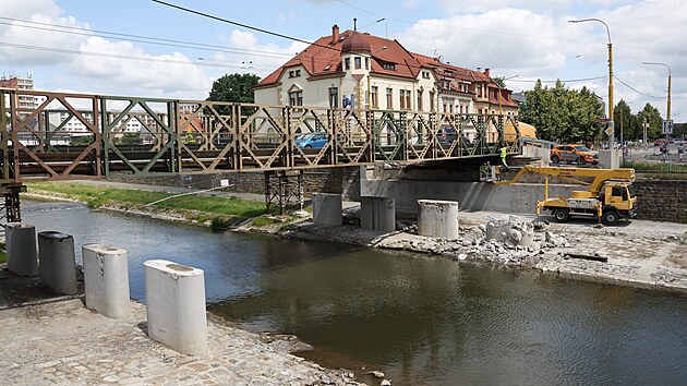V Opav zaala stavba novho mostu pes eku Opavu. Pvodn most poniila loni v z povode a dosud ve velmi frekventovan Ratibosk ulici funguje provizorn pemostn. (17. ervna 2025)