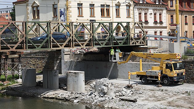 V Opav zaala stavba novho mostu pes eku Opavu. Pvodn most poniila loni v z povode a dosud ve velmi frekventovan Ratibosk ulici funguje provizorn pemostn. (17. ervna 2025)