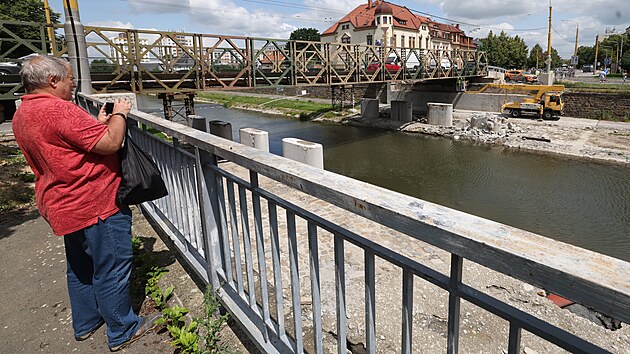 V Opav zaala stavba novho mostu pes eku Opavu. Pvodn most poniila loni v z povode a dosud ve velmi frekventovan Ratibosk ulici funguje provizorn pemostn. (17. ervna 2025)