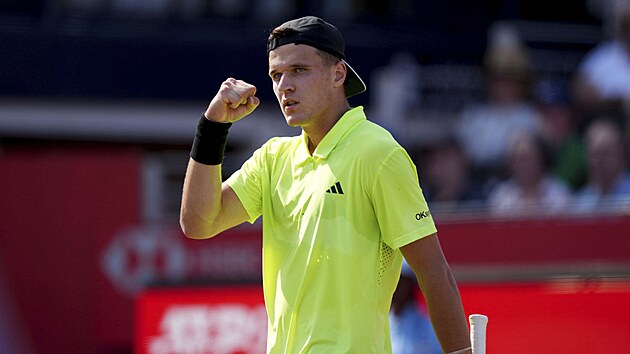 Jakub Men�ík slaví úsp�ný fiftýn na turnaji v Londýn�.