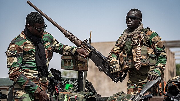 Senegal�tí vojáci se p�ipravují na likvidaci improvizované t�by zlata u...