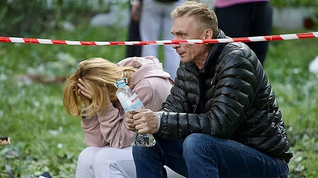 Rodie ukrajinskho studenta Dmytra Isajenka ekaj na zprvy, zda Dmytro peil rusk tok. Zchrani u vak nali jen jeho tlo. (17. ervna 2025)