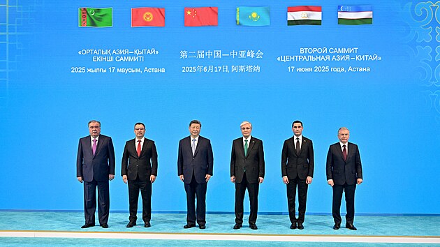 Tdick prezident Emmal-ji Rahmn, kyrgyzsk prezident Sadyr aparov, nsk prezident Si in-pching, kazachstnsk prezident Kasym-omart Tokajev, turkmensk prezident Serdar Berdymuhamedov a uzbeck prezident avkat Mirzijojev na summitu v Astan (zleva, 17. ervna 2025)