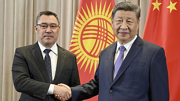 Kyrgyzsk prezident Sadyr aparov a nsk prezident Si in-pching na summitu v Astan (zleva, 17. ervna 2025)