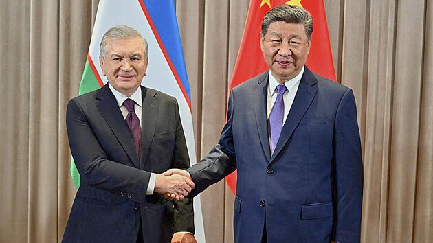 Uzbeck prezident avkat Mirzijojev a nsk prezident Si in-pching na summitu v Astan (zleva, 17. ervna 2025)