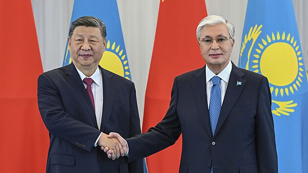 nsk prezident Si in-pching a kazachstnsk prezident Kasym-omart Tokajev na summitu v Astan (zleva, 16. ervna 2025)