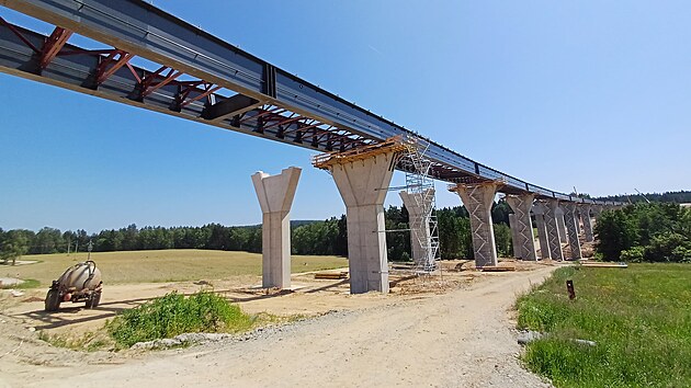 Ocelovou konstrukci estak�dy na d�lnici D3 sva�uj� na m�st� a postupn� ji vysouvaj� p�es betonov� pil��e.