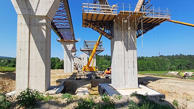 Ocelovou konstrukci estak�dy na d�lnici D3 sva�uj� na m�st� a postupn� ji vysouvaj� p�es betonov� pil��e.