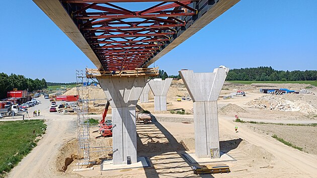 Ocelovou konstrukci estakdy na dlnici D3 svauj na mst a postupn ji vysouvaj pes betonov pile.
