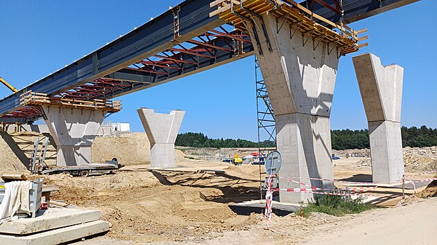 Ocelovou konstrukci estakdy na dlnici D3 svauj na mst a postupn ji vysouvaj pes betonov pile.