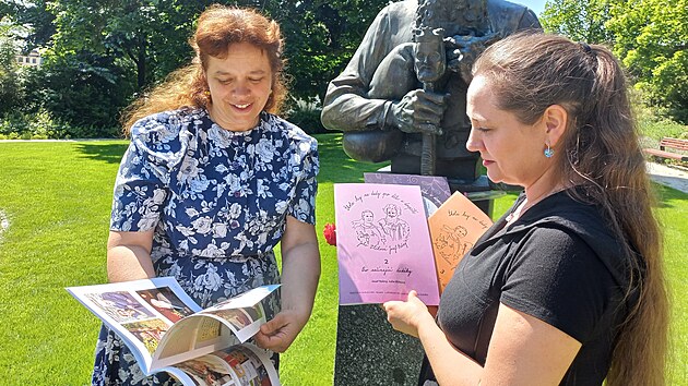 Julie Vlkov (vpravo) je vnukou dudka Josefa Renho. U jeho pomnku se sela s Irenou Novotnou z Muzea stednho Pootav, kter j pomhala s uebnic kola na dudy.