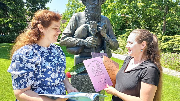 Julie Vlková (vpravo) je vnukou dudáka Josefa Reného. U jeho pomníku se...