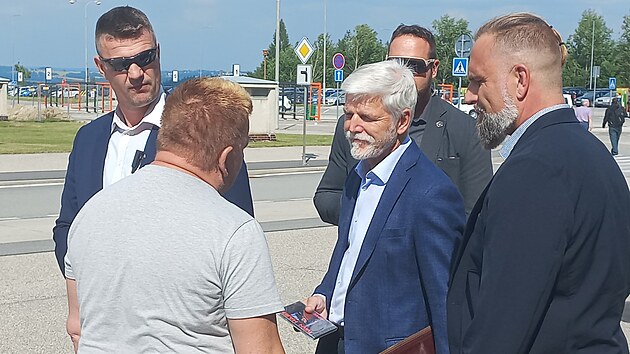 Ped temelnskou elektrrnou se s prezidentem Petrem Pavlem setkal Ivan Hajek a pedal mu CD se svou hudbou. (19. ervna 2025) 
