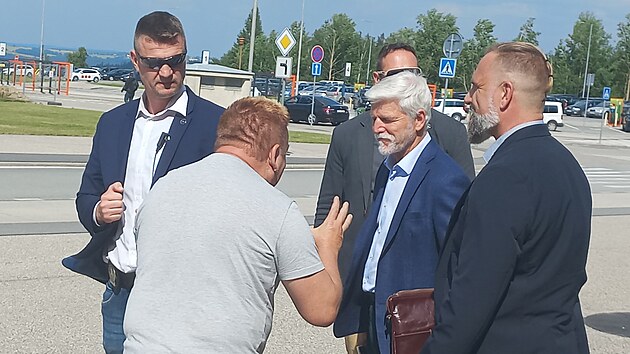 Ped temelnskou elektrrnou se s prezidentem Petrem Pavlem setkal Ivan Hajek a pedal mu CD se svou hudbou. (19. ervna 2025) 