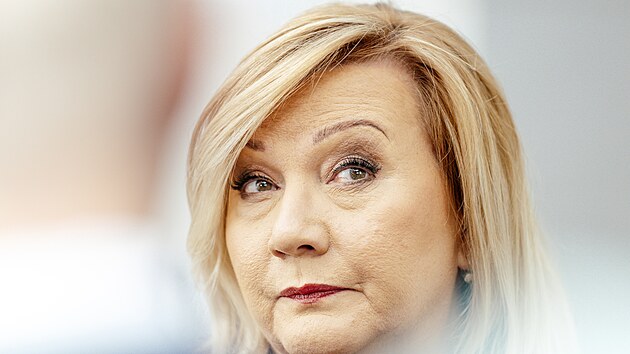 ��fka poslanc� ANO Alena Schillerov� �ekla ve Sn�movn� novin���m, �e Stanjura se v bitcoinov� kauze chov� jako srab.