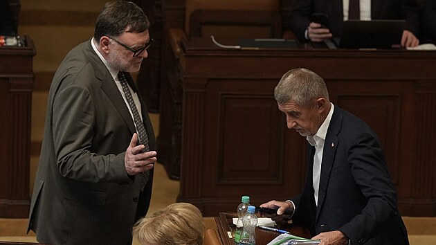 Ministr financí Zbyněk Stanjura musel přijít do jednacího sálu před hlasováním...