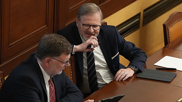Premir Petr Fiala a ministr financ Zbynk Stanjura ped hlasovnm o nedve vld (17. ervna 2025)