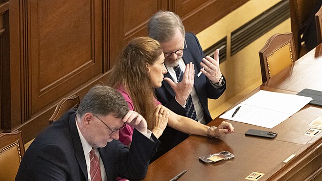 Premir Petr Fiala, ministryn spravedlnosti Eva Decroix a ministr financ Zbynk Stanjura ped hlasovnm o nedve vld (17. ervna 2025)