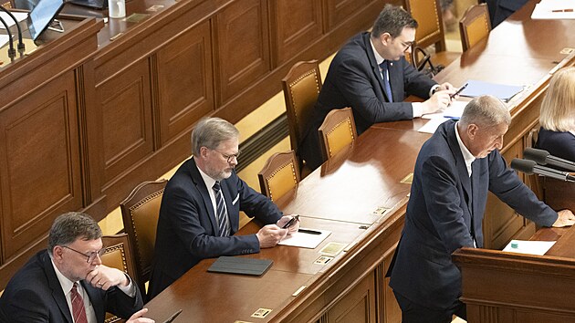 Premir Petr Fiala a pedseda ANO Andrej Babi ped hlasovnm o nedve vld (17. ervna 2025)