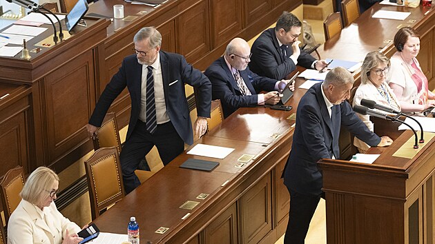 Premir Petr Fiala a pedseda ANO Andrej Babi ped hlasovnm o nedve vld (17. ervna 2025)