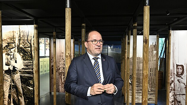 Nrodn zemdlsk muzeum otevelo novou expozici s nzvem atec a krajina ateckho chmele. Na snmku je ministr zemdlstv Marek Vborn. (18. ervna 2025)