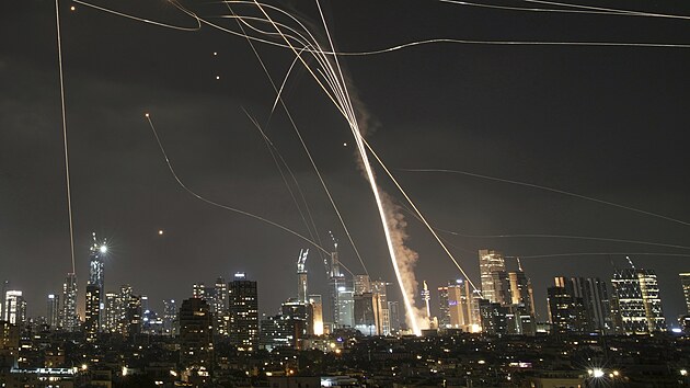 rn zatoil raketami na Izrael v odvet za tok idovskho sttu. Exploze znly i v Jeruzalm. (13. ervna 2025)